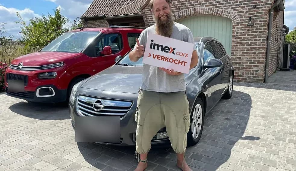 Klant met Imex Cars ‘VERKOCHT’ bord naast verkochte auto, verkoop je auto in België