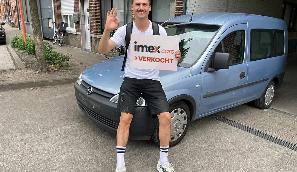Blije verkoper met Imex Cars ‘VERKOCHT’ bord, verkoop je auto snel in België